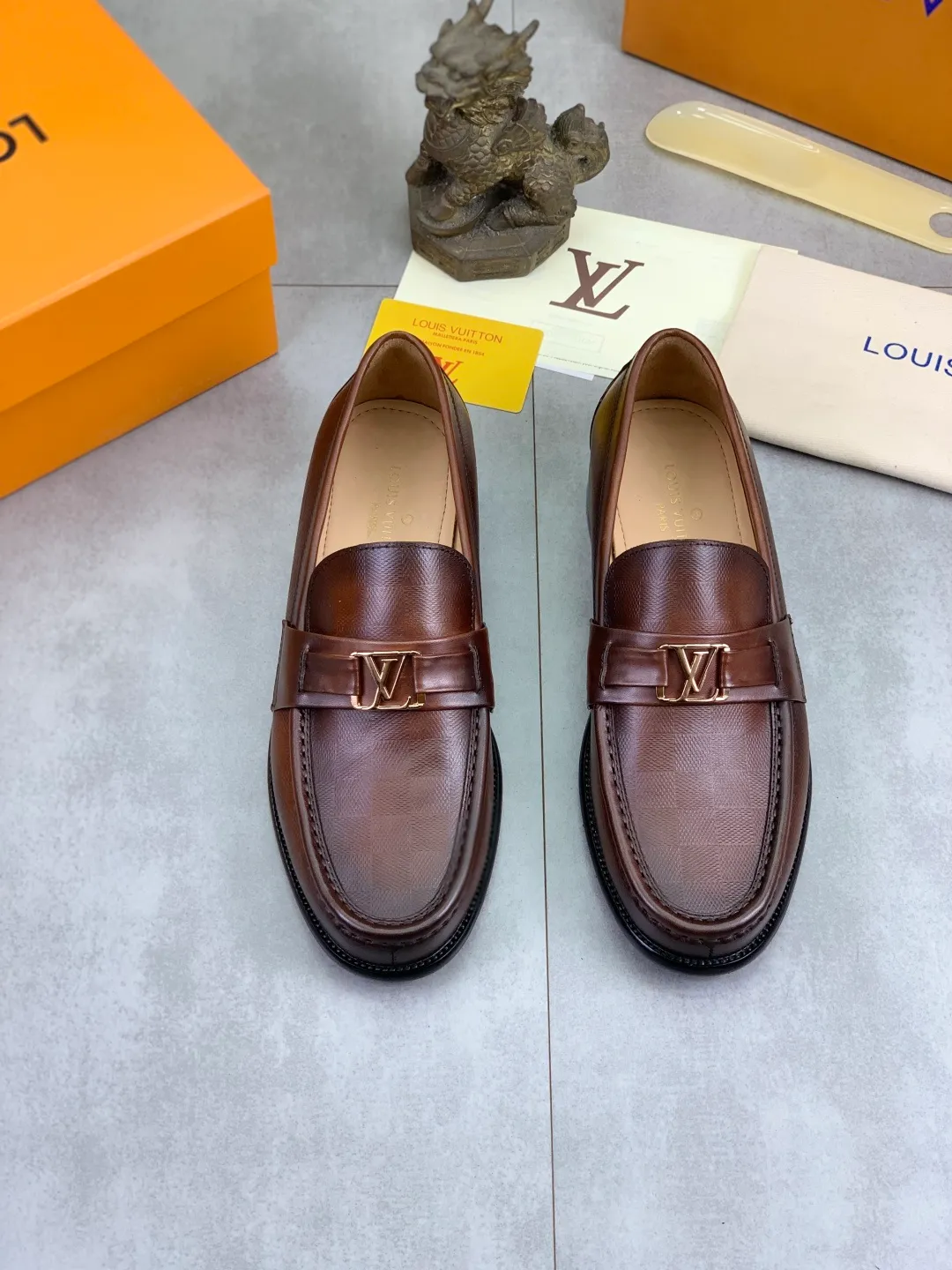 Men's men's shoes 💰P520 New style 💶[LOUIS VUITTON] Water-dyed Niuli Original order New style 🍀LV Louis Vuitton *——Top version of LV classic leather shoes! Made of imported original calfskin, original leather side strips and wear-resistant high-end rubber outsole! High quality products! Color: Black optional Size: 39-44 (45 customized)